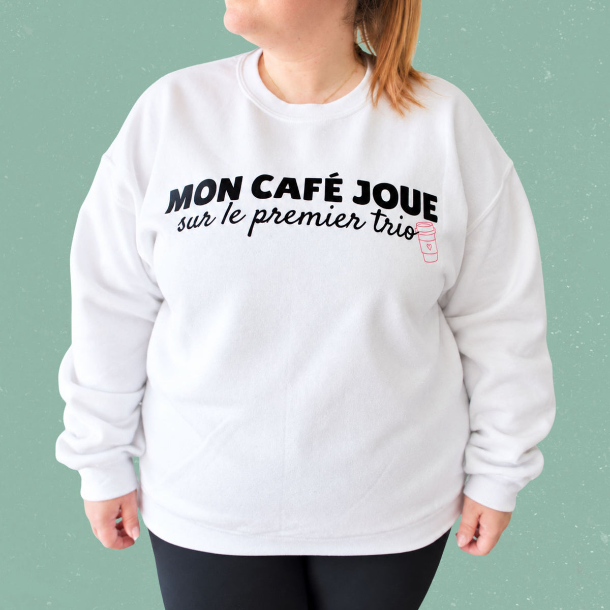 Chandail crewneck « Mon café joue sur le premier trio »
