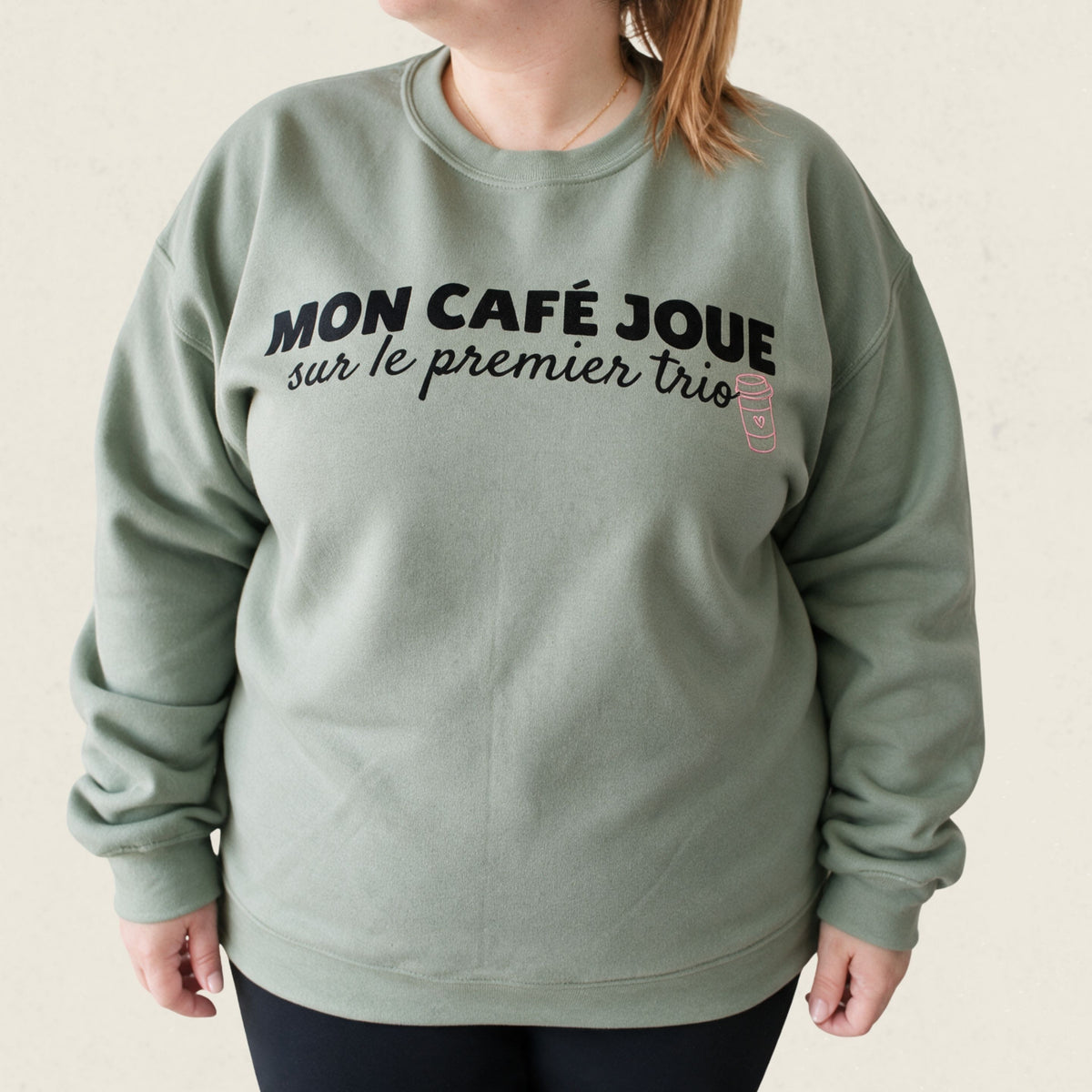 Chandail crewneck « Mon café joue sur le premier trio »