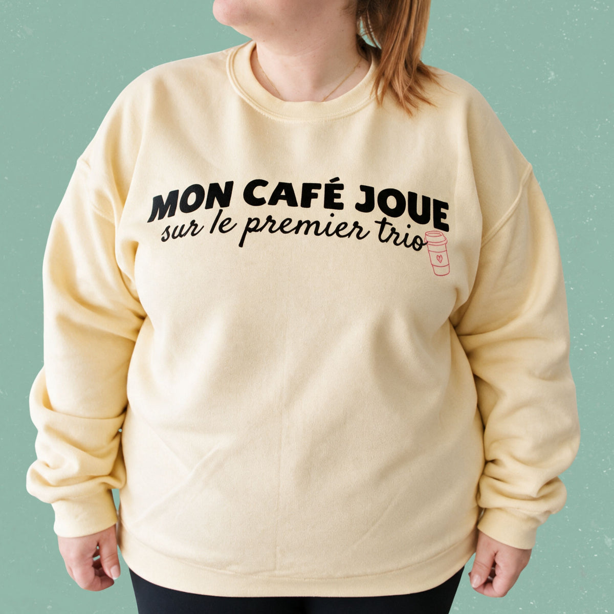 Chandail crewneck « Mon café joue sur le premier trio »