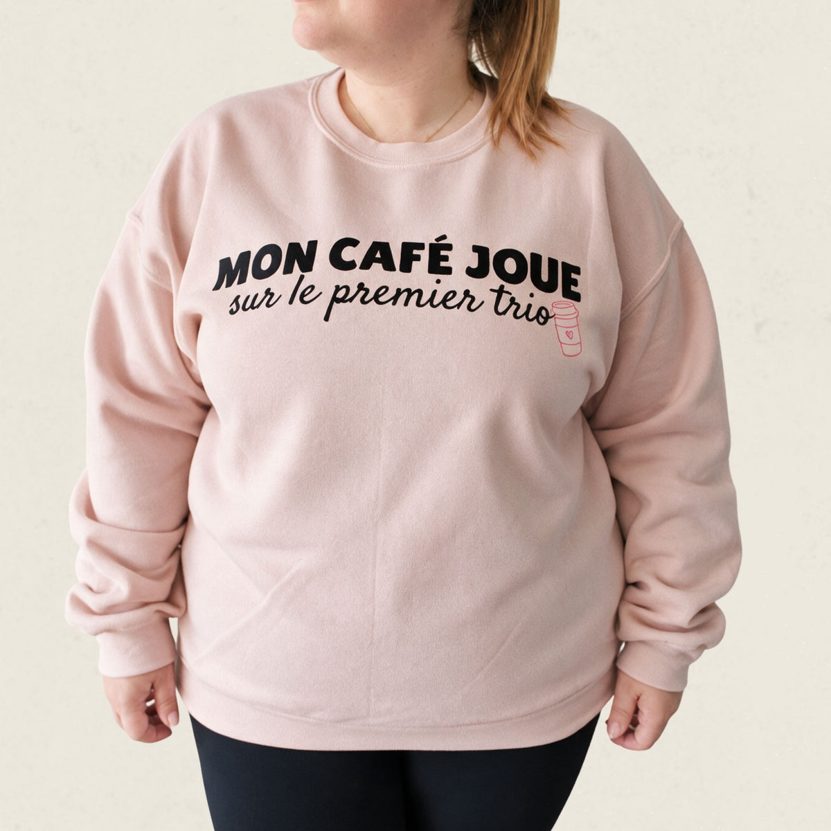 Chandail crewneck « Mon café joue sur le premier trio »