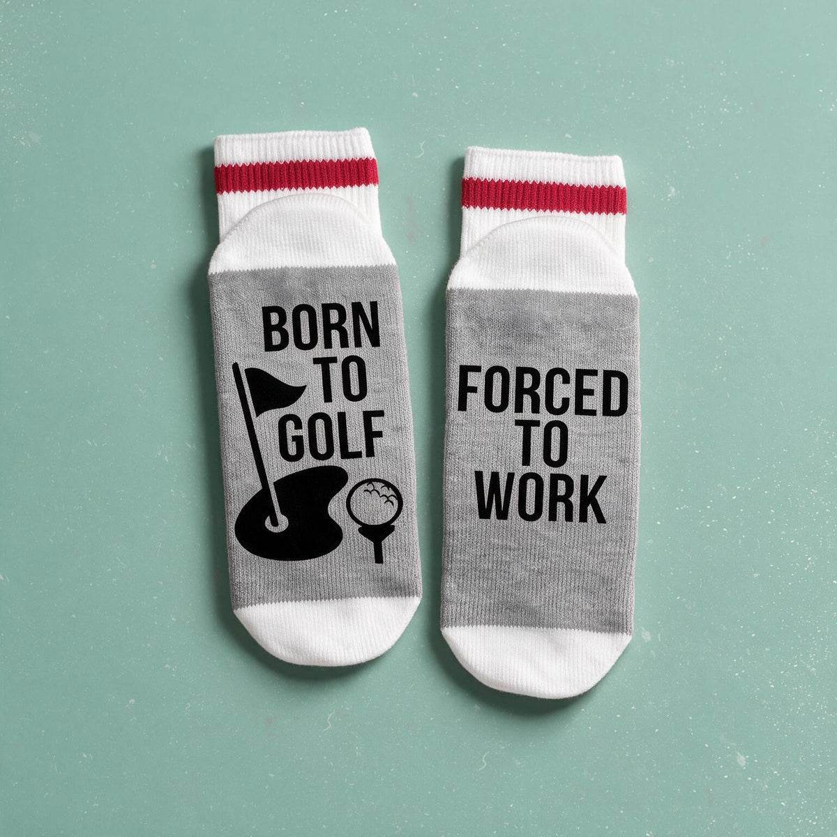 Bas de laine gris et rouge avec drapeau de golf illustre et le message Born to golf forced to work, boutique Sans Filtre