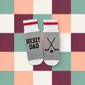 Bas de laine gris et rouge avec batons de hockey croises illustres et le message Hockey dad, boutique Sans Filtre