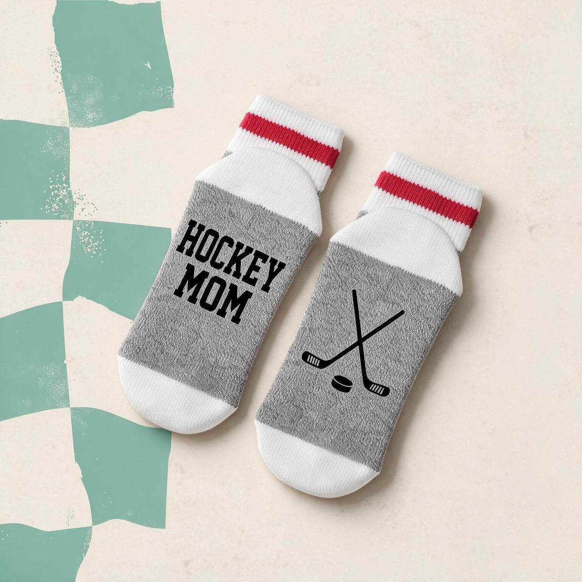 Bas de laine gris et rouge avec batons de hockey croises illustres et le message Hockey mom, boutique Sans Filtre