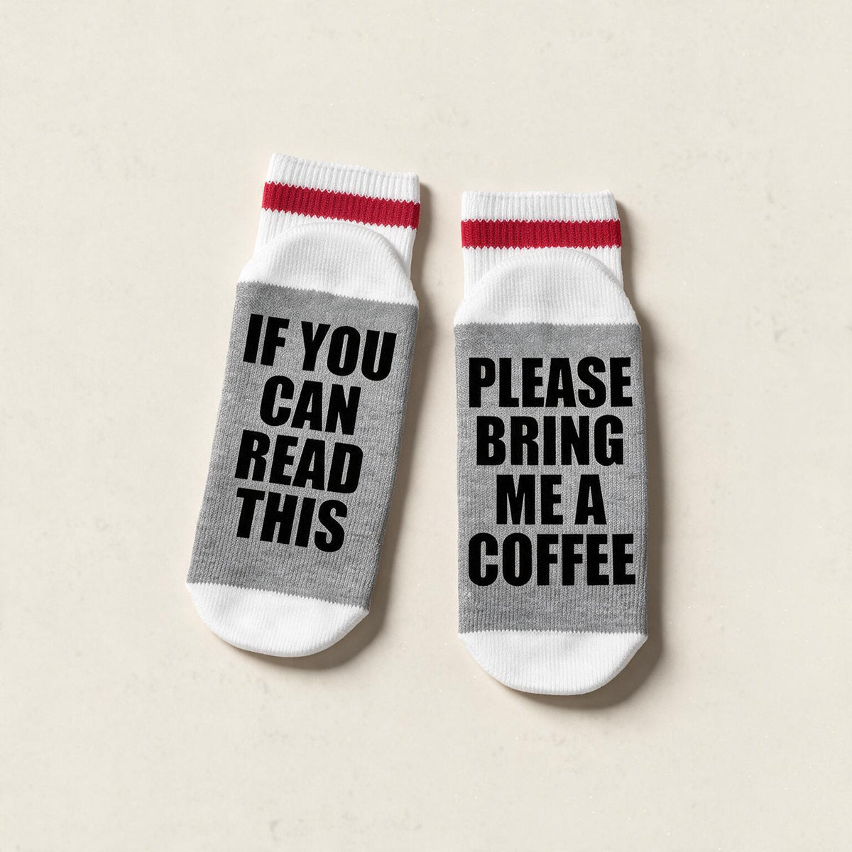 Bas de laine gris et rouge avec le message If you can read this please bring me a coffee, boutique Sans Filtre
