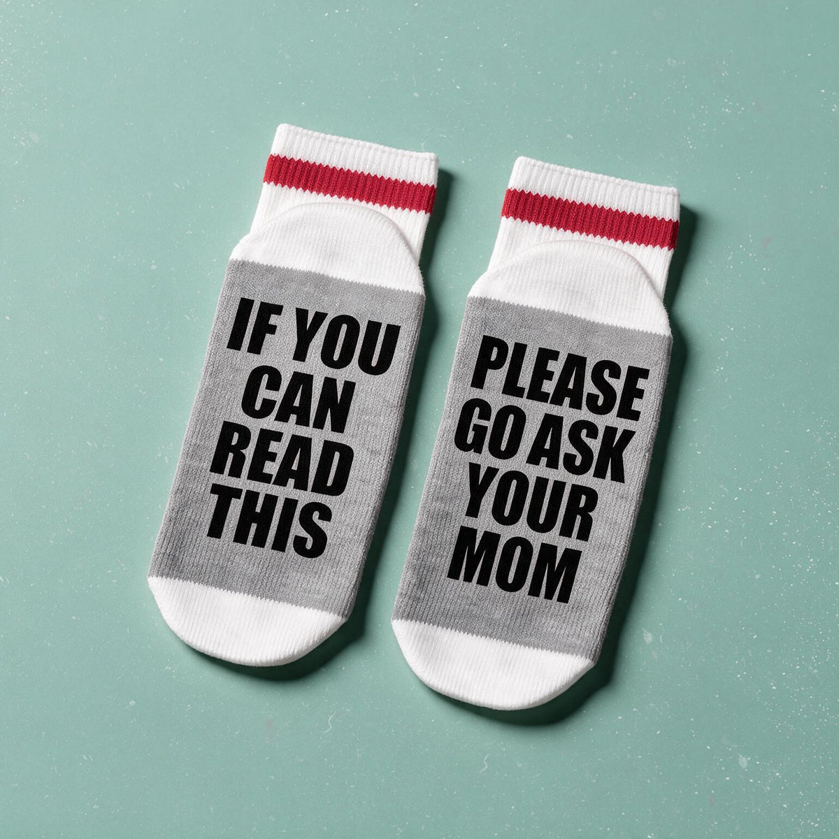 Bas de laine gris et rouge avec le message If you can read this please go ask your mom, boutique Sans Filtre