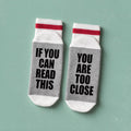 Bas de laine gris et rouge avec le message If you can read this you are too close, boutique Sans Filtre