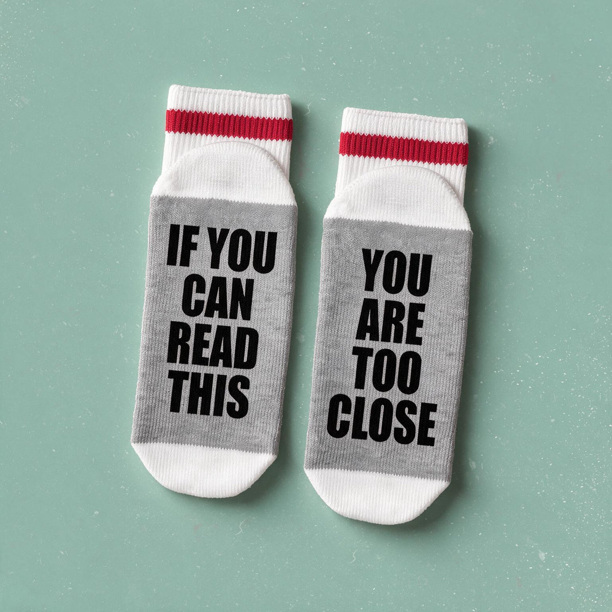 Bas de laine gris et rouge avec le message If you can read this you are too close, boutique Sans Filtre
