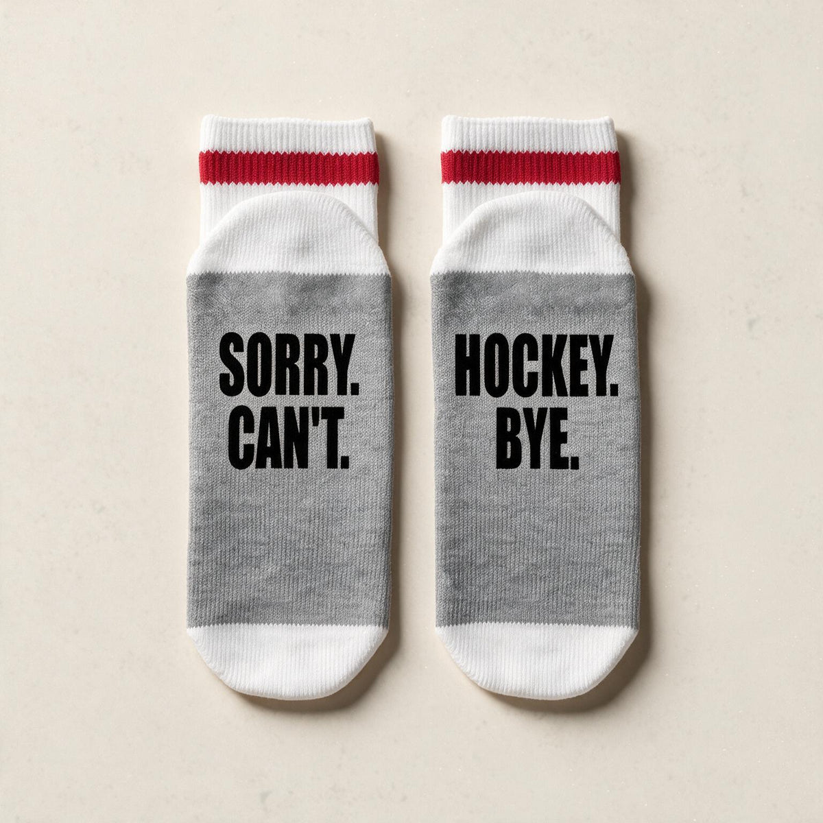 Bas de laine gris et rouge avec le message Sorry. Can't. Hockey. Bye., boutique Sans Filtre