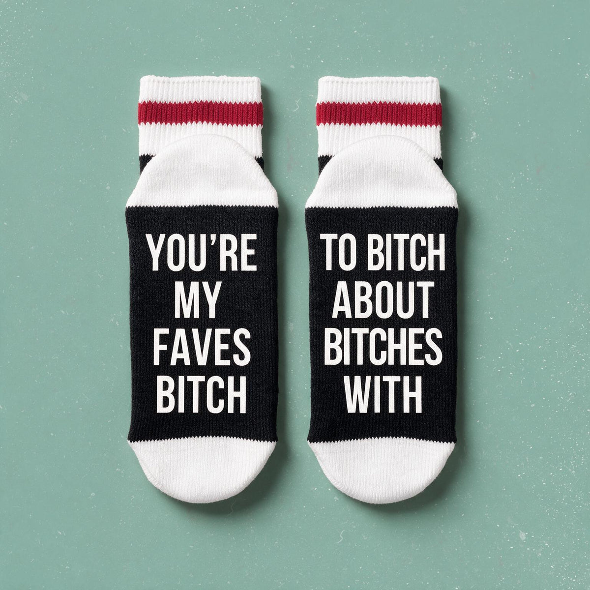 Bas de laine noir et rouge avec le message You're my faves bitch to bitch about bitches with, boutique Sans Filtre