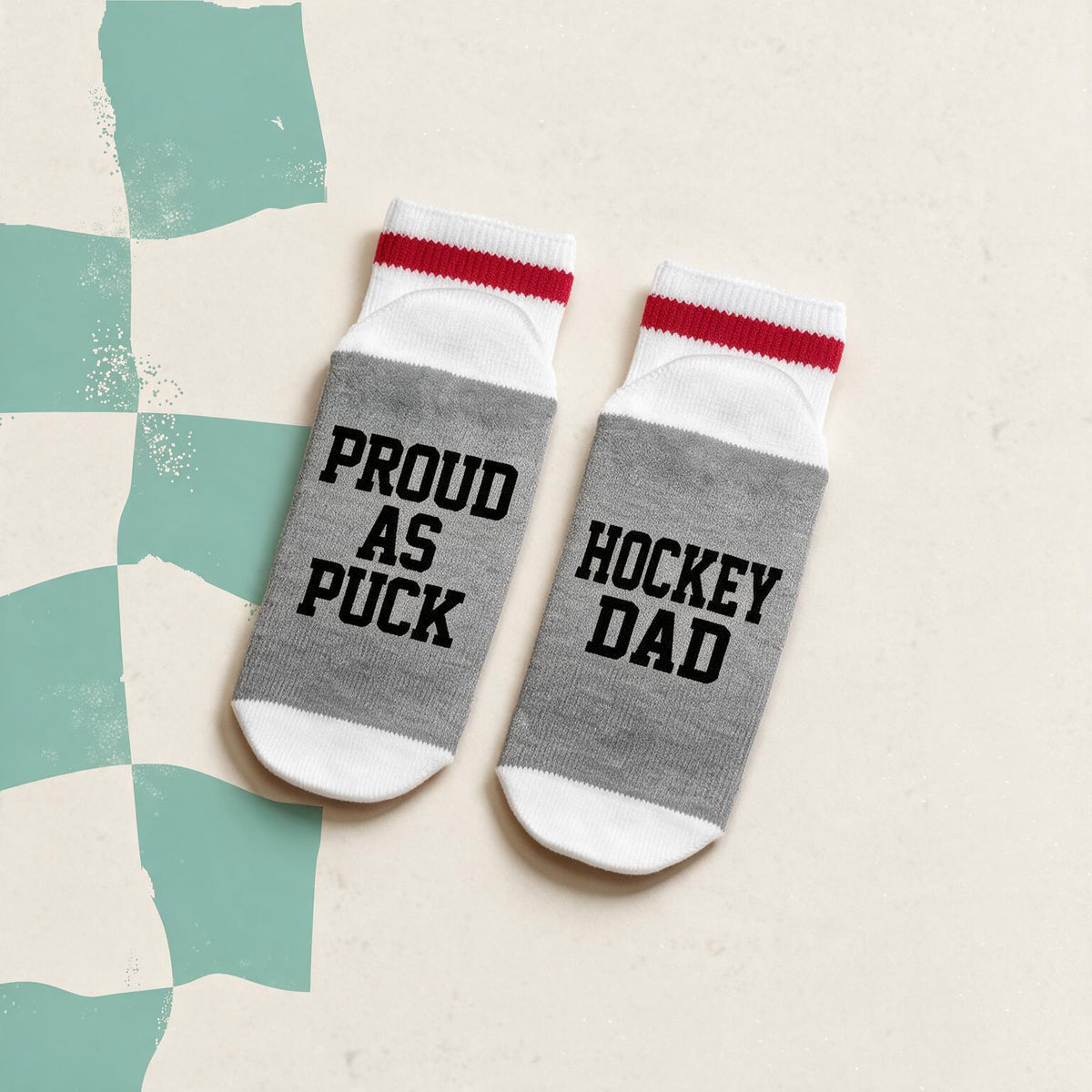 Bas de laine gris et rouge style bas de laine quebecois avec le message Proud as puck Hockey dad, boutique Sans Filtre