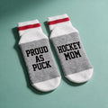 Bas de laine gris et rouge style bas de laine quebecois avec le message Proud as puck Hockey mom, boutique Sans Filtre