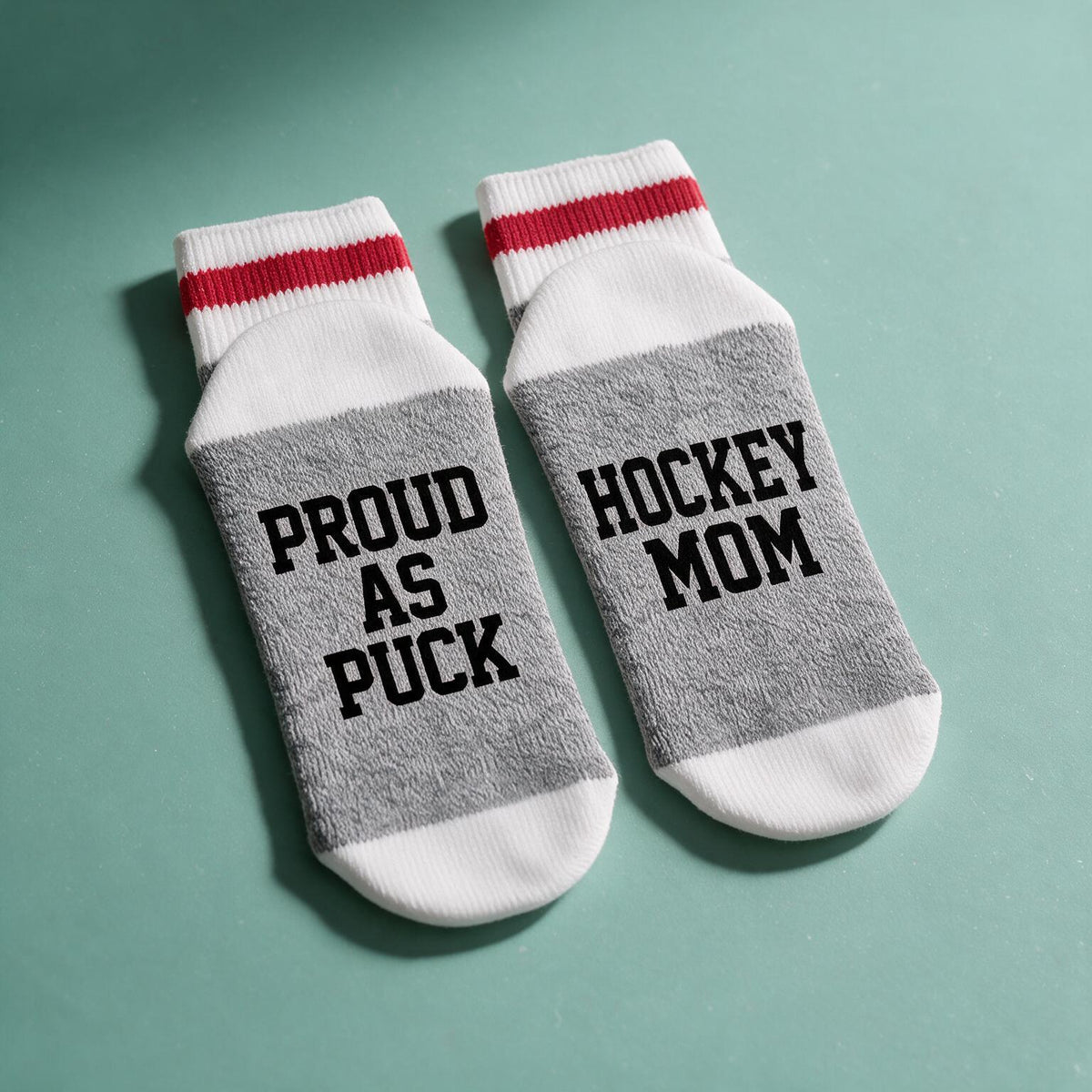 Bas de laine gris et rouge style bas de laine quebecois avec le message Proud as puck Hockey mom, boutique Sans Filtre