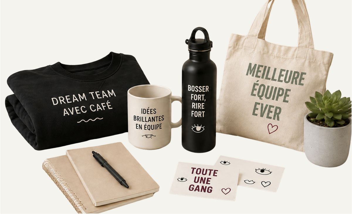 Sélection de cadeaux pour équipe Sans Filtre comprenant un chandail, une tasse, une bouteille, un sac, des cahiers et des cartes. 