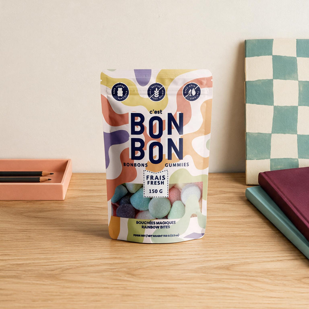 Sachet c est Bonbon Bouchees Magiques Rainbow Bites 150 g sur fond damier, boutique Sans Filtre