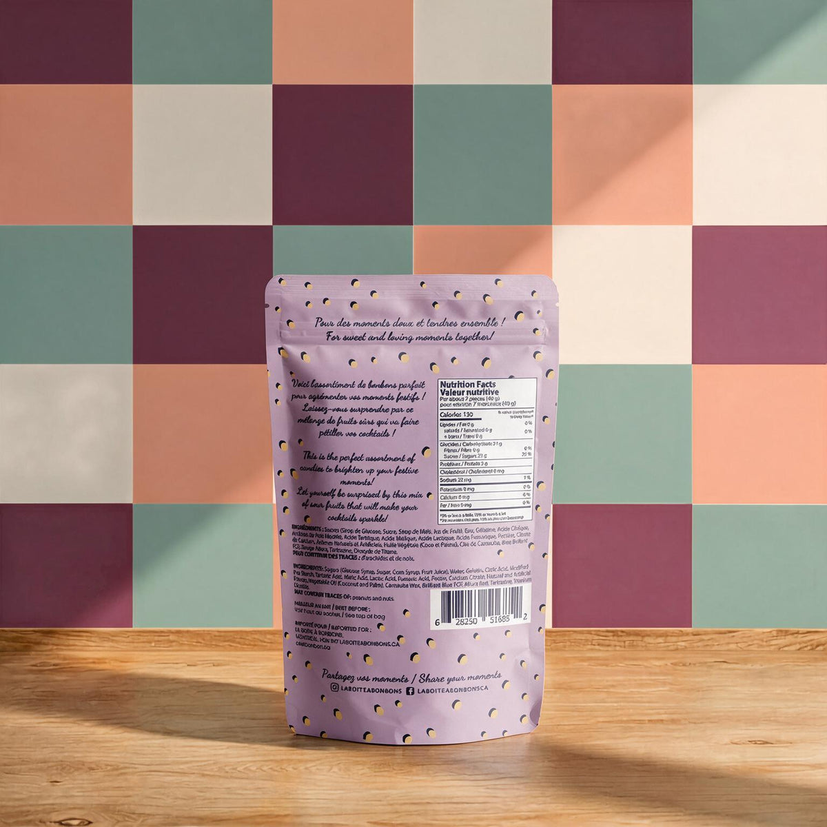 Endos du sachet c est Bonbon Cocktail Sur avec valeur nutritive sur fond damier colore, boutique Sans Filtre