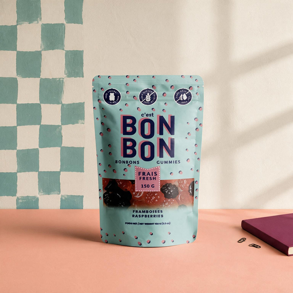 Sachet c est Bonbon Framboises 150 g sur fond damier et terracotta, boutique Sans Filtre