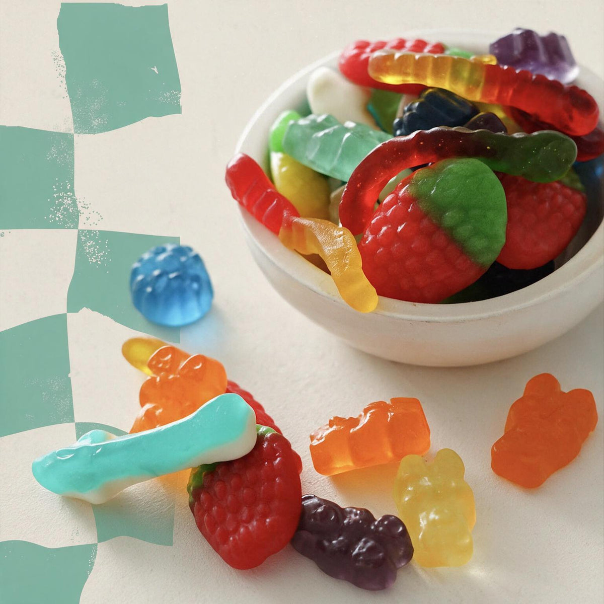 Bol de bonbons gelifies varies vers fraises et oursons c est Bonbon Melange Doux sur fond damier, boutique Sans Filtre