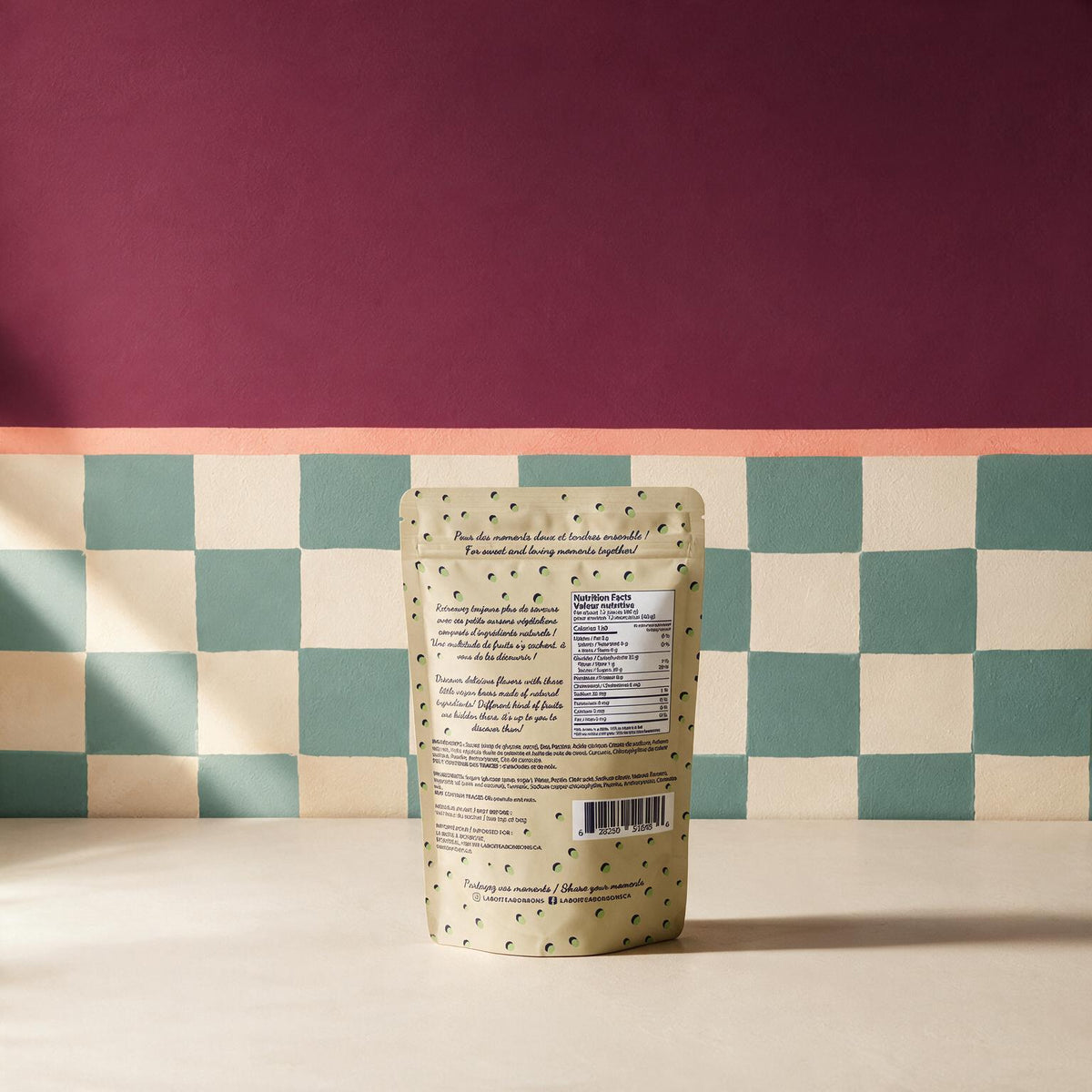 Endos du sachet c est Bonbon oursons vegetaliens avec valeur nutritive sur fond damier, boutique Sans Filtre