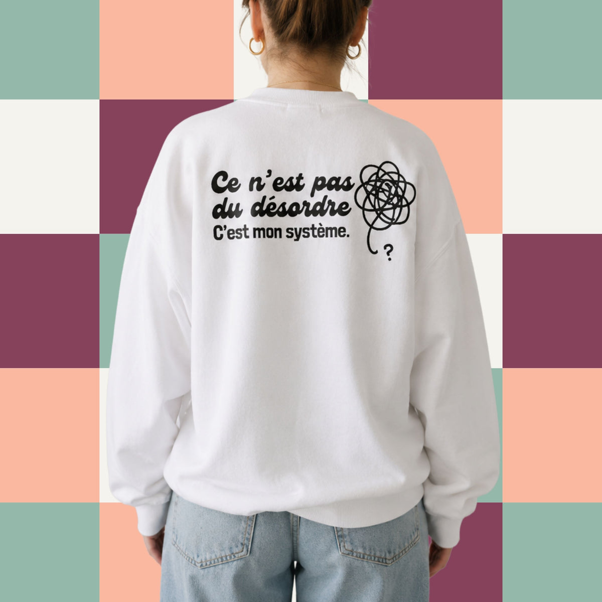 Dos d'un chandail crewneck blanc avec gribouillis illustre et le message Ce n'est pas du desordre, c'est mon systeme, boutique Sans Filtre