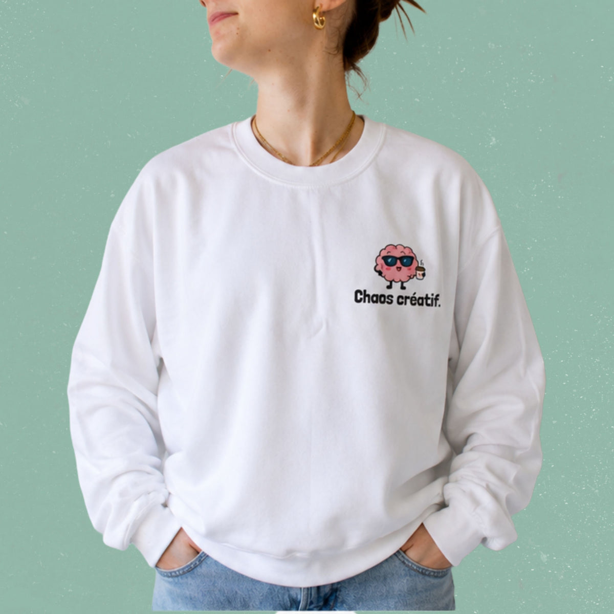 Chandail crewneck blanc avec cerveau illustre en lunettes de soleil et le message Chaos creatif, boutique Sans Filtre