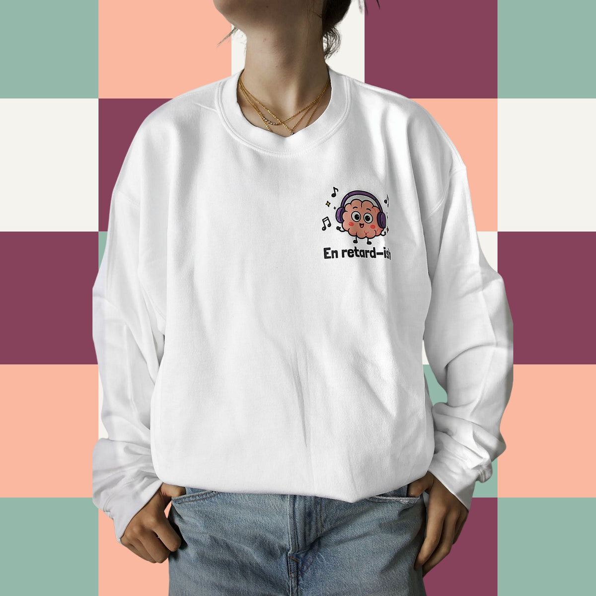 Chandail crewneck blanc avec cerveau illustre portant des ecouteurs et le message En retard-ish, boutique Sans Filtre