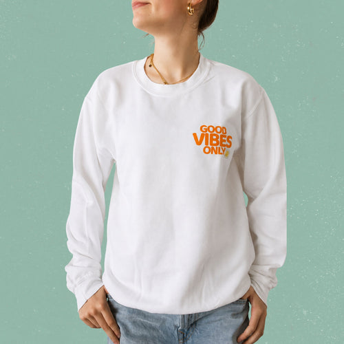 Chandail crewneck blanc avec le message Good vibes only en lettrage orange, boutique Sans Filtre