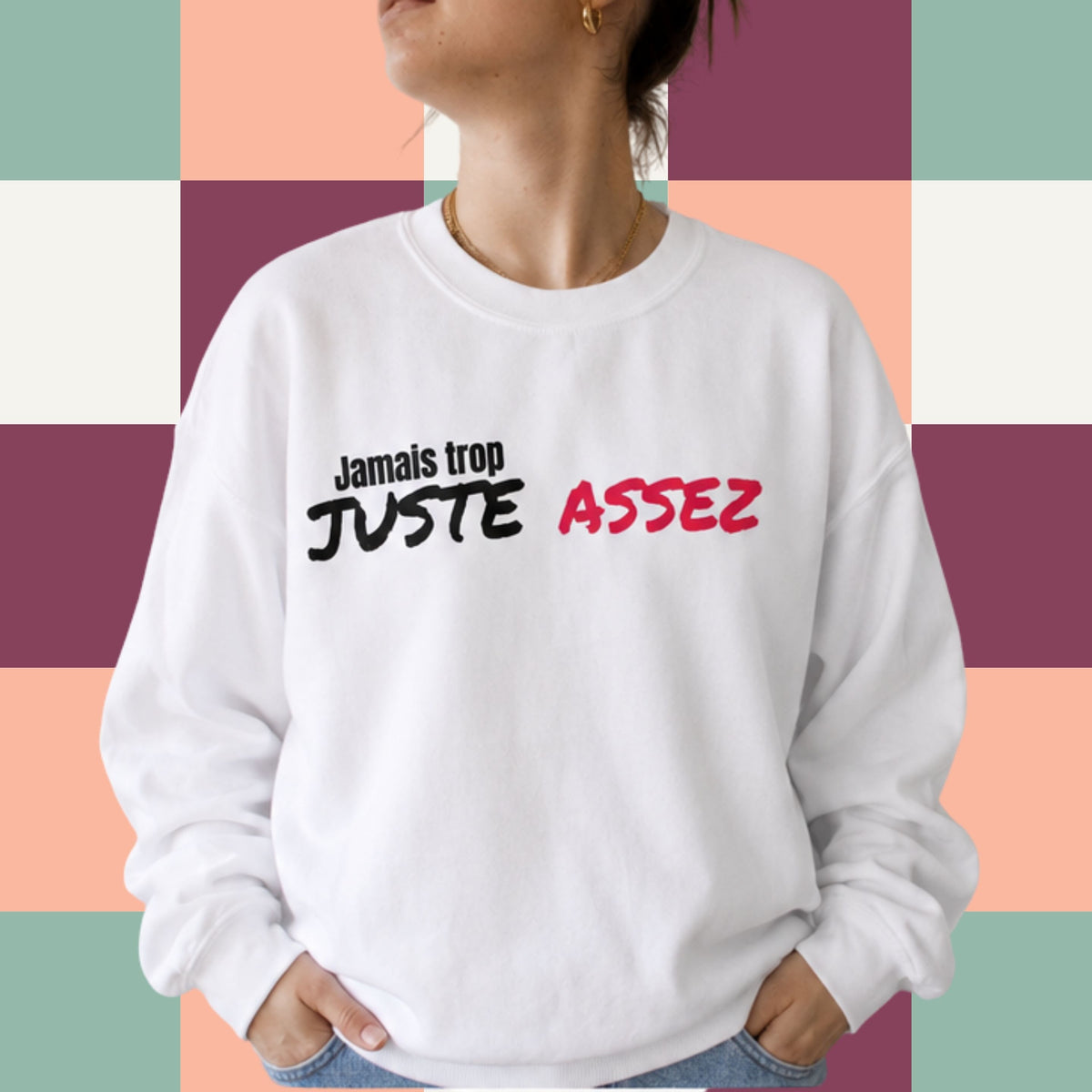 Chandail crewneck blanc avec le message Jamais trop juste assez en lettrage noir et rouge, boutique Sans Filtre