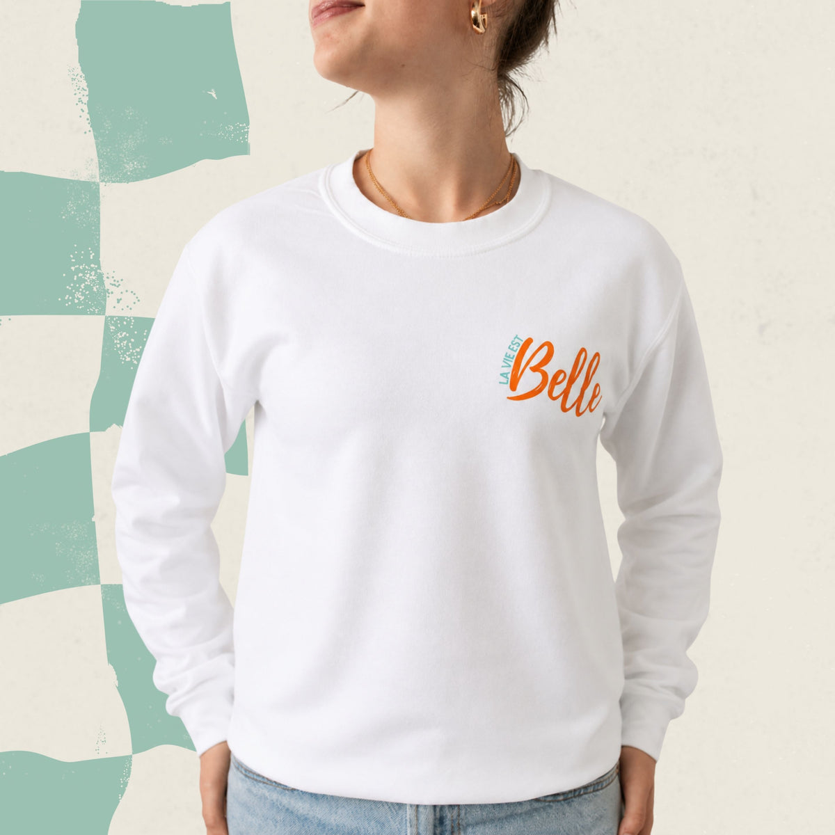 Chandail crewneck blanc avec le message La vie est belle en lettrage turquoise et orange, boutique Sans Filtre