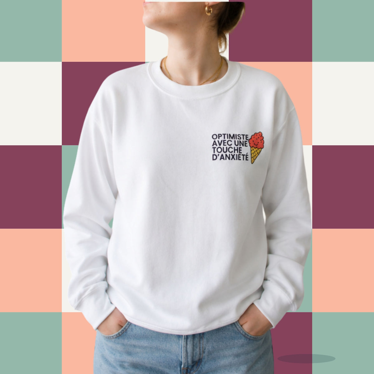 Chandail crewneck blanc avec cornet de creme glacee illustre et le message Optimiste avec une touche d'anxiete, boutique Sans Filtre