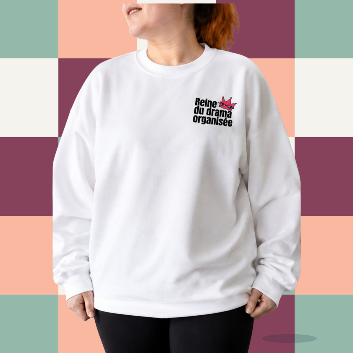 Chandail crewneck blanc avec couronne illustree et le message Reine du drama organisee, boutique Sans Filtre