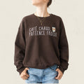 Chandail crewneck brun chocolat avec illustration de tasse de cafe et le message Cafe chaud, patience froide, boutique Sans Filtre