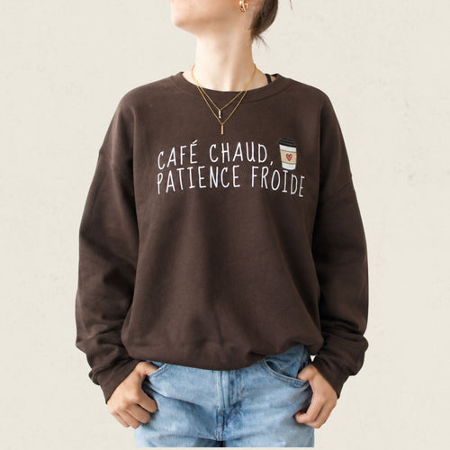 Chandail crewneck brun chocolat avec illustration de tasse de cafe et le message Cafe chaud, patience froide, boutique Sans Filtre