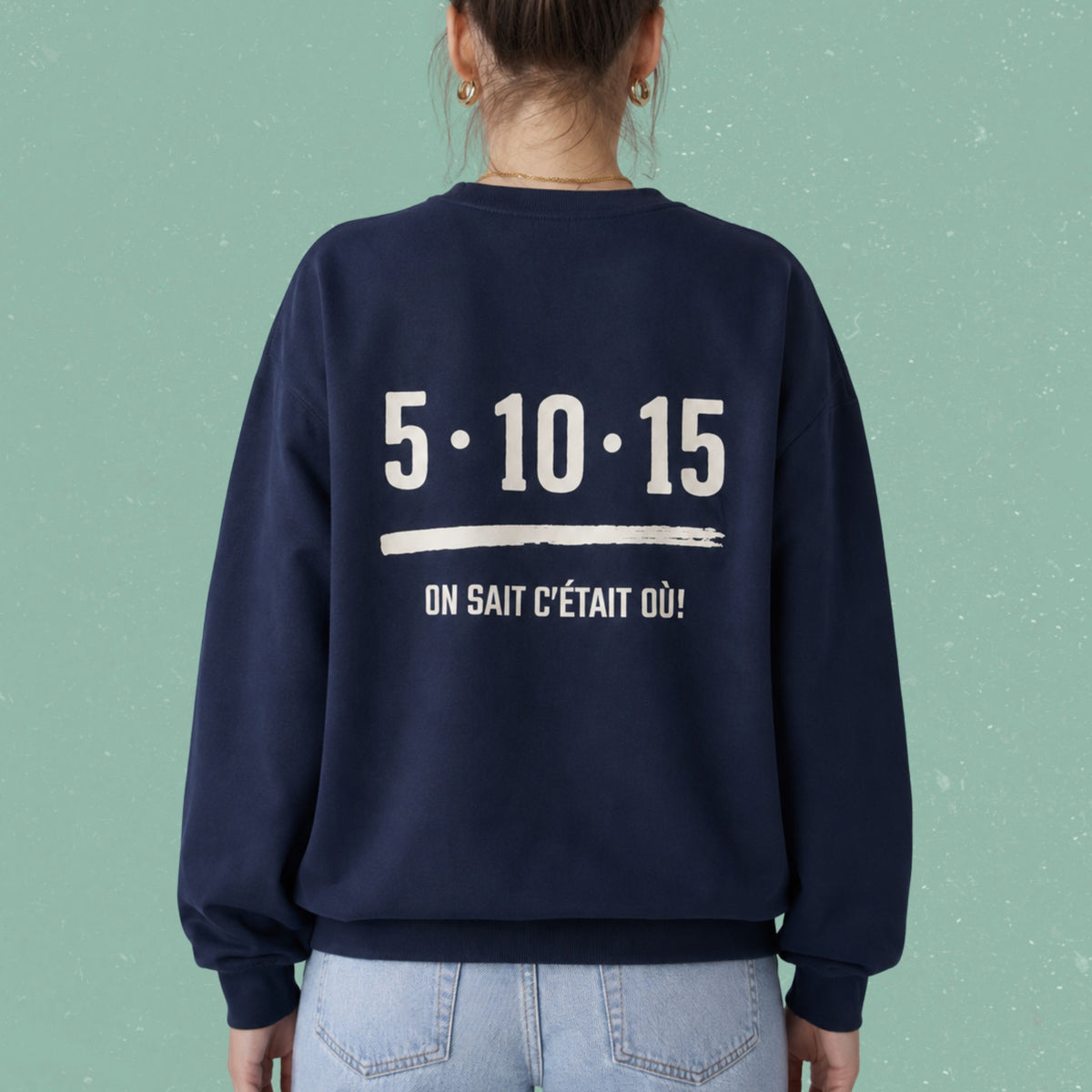 Dos d'un chandail crewneck bleu marine avec le message 5-10-15 on sait c'etait ou, boutique Sans Filtre