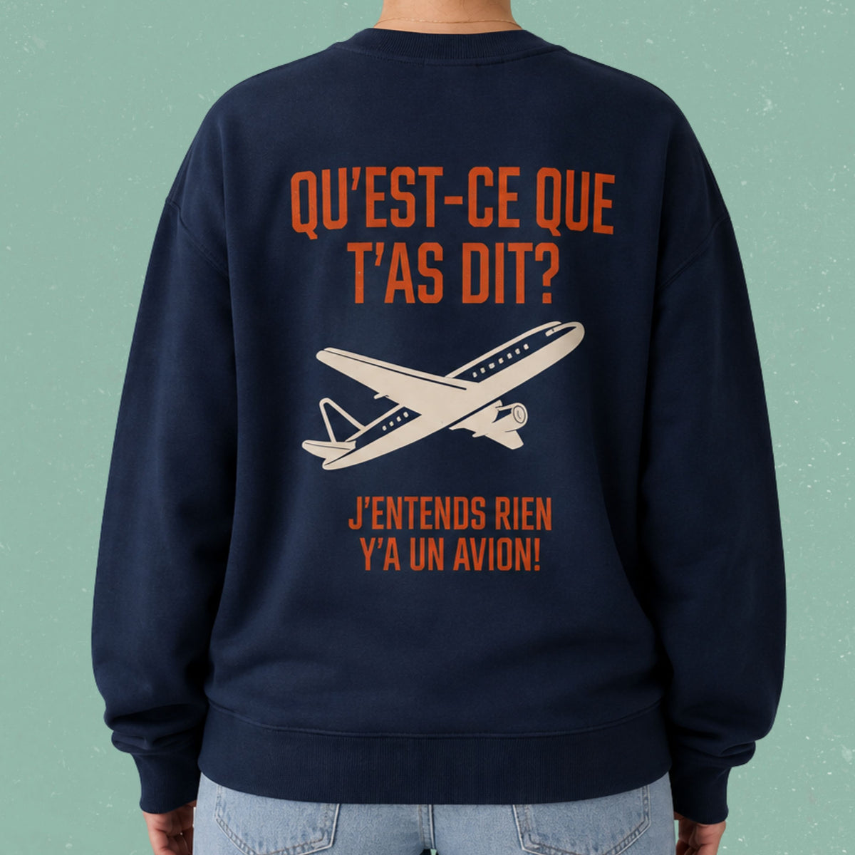 Dos d'un chandail crewneck bleu marine avec avion illustre et le message Qu'est-ce que t'as dit j'entends rien y'a un avion, boutique Sans Filtre