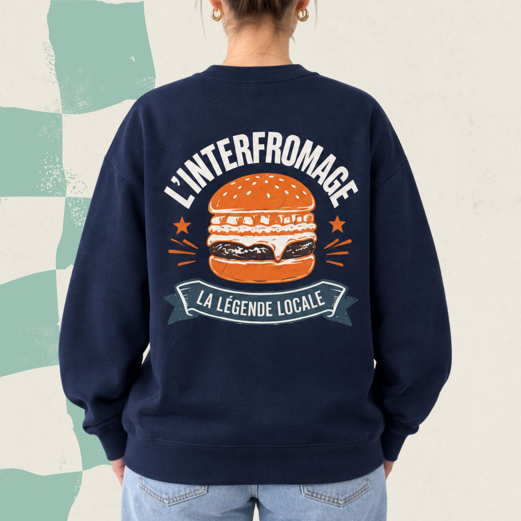Dos d'un chandail crewneck bleu marine avec burger illustre et le message L'Interfromage la legende locale, boutique Sans Filtre