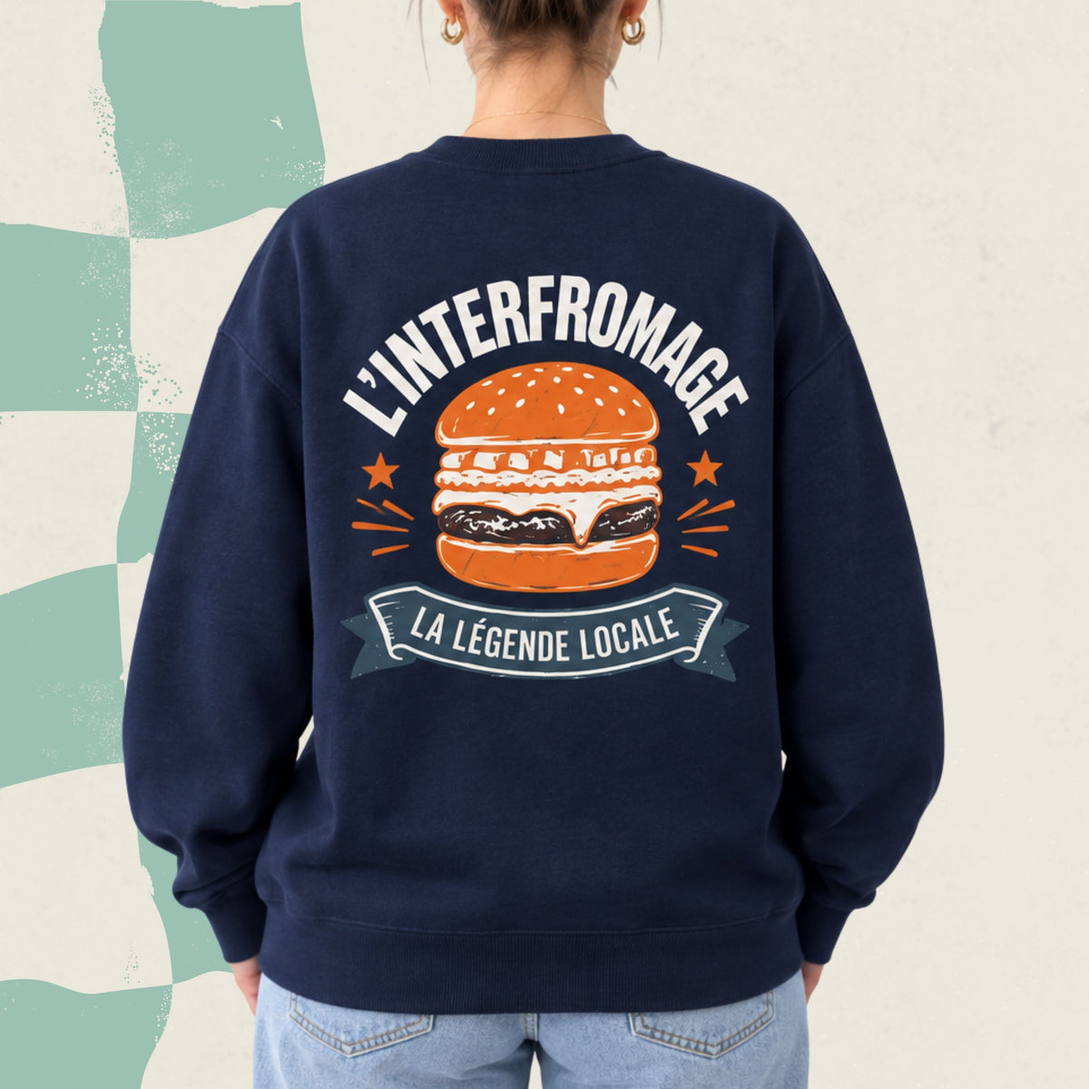 Dos d'un chandail crewneck bleu marine avec burger illustre et le message L'Interfromage la legende locale, boutique Sans Filtre