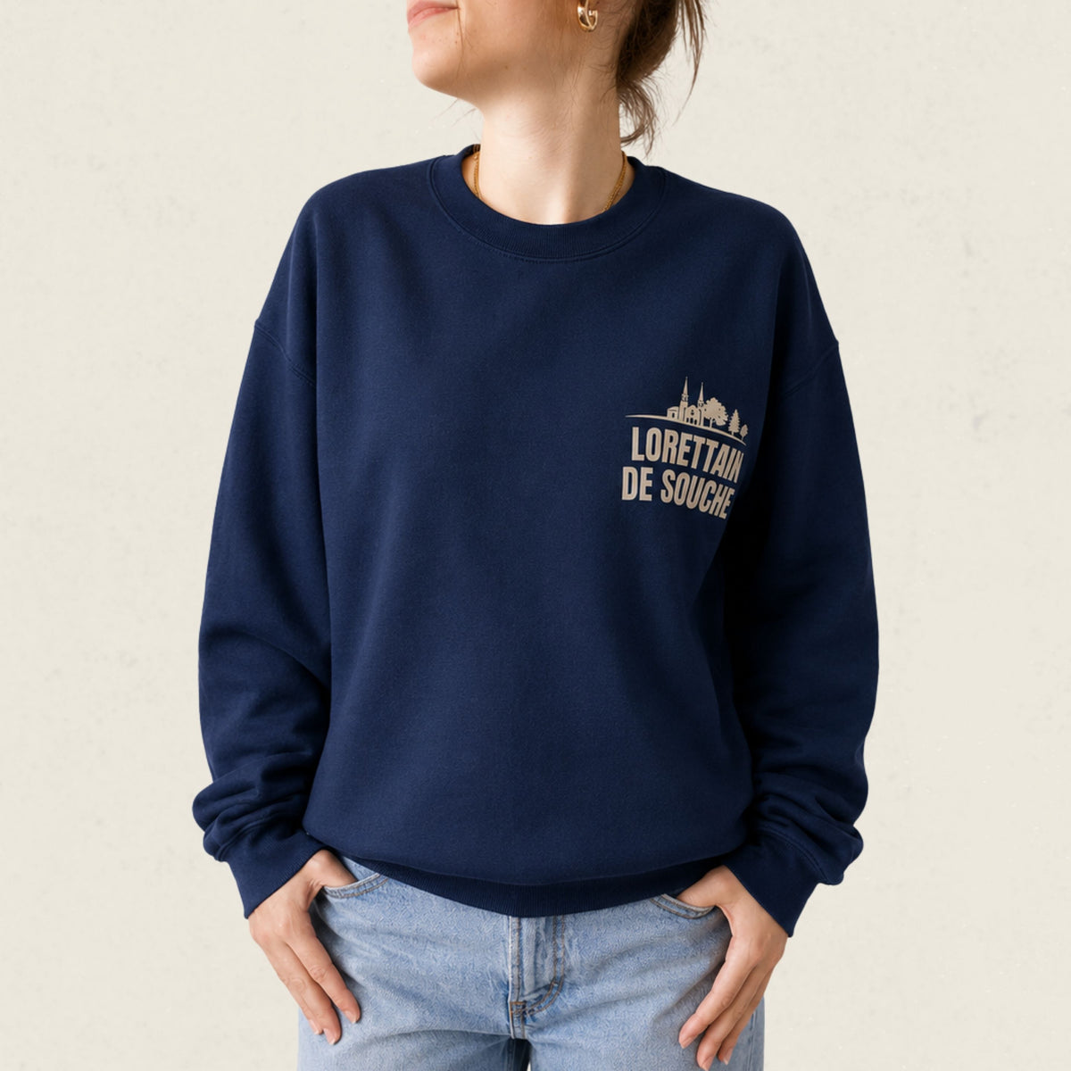 Chandail crewneck bleu marine avec eglise de Loretteville illustree et le message Lorettain de souche, boutique Sans Filtre