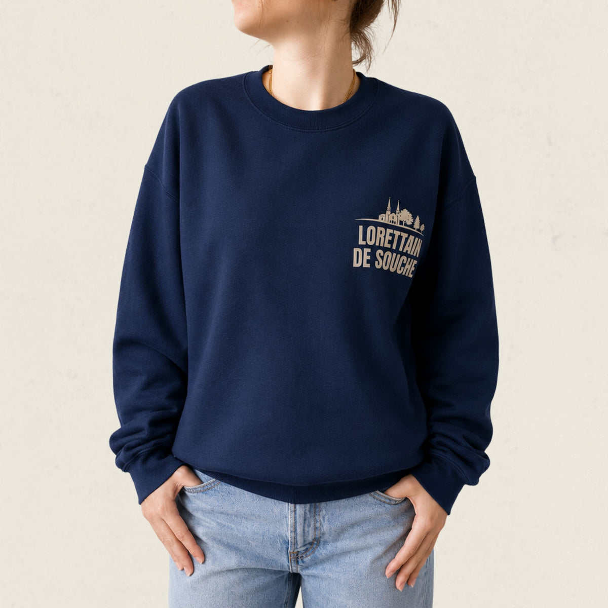 Chandail crewneck bleu marine avec eglise de Loretteville illustree et le message Lorettain de souche, boutique Sans Filtre