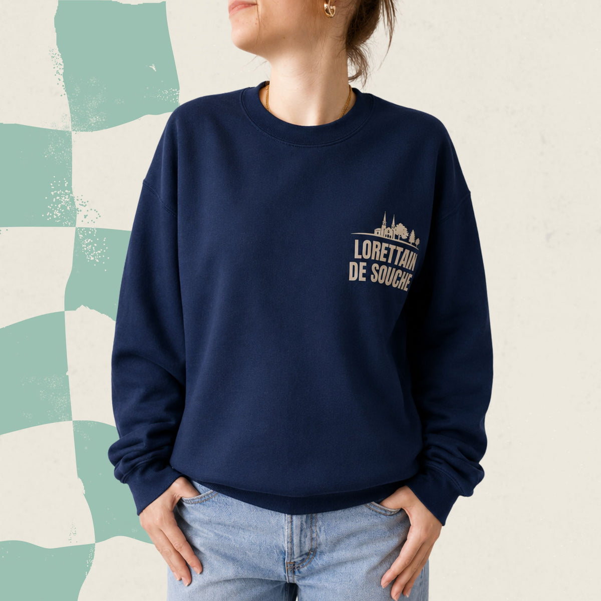 Chandail crewneck bleu marine avec eglise illustree et le message Lorettain de souche brode a la poitrine, boutique Sans Filtre