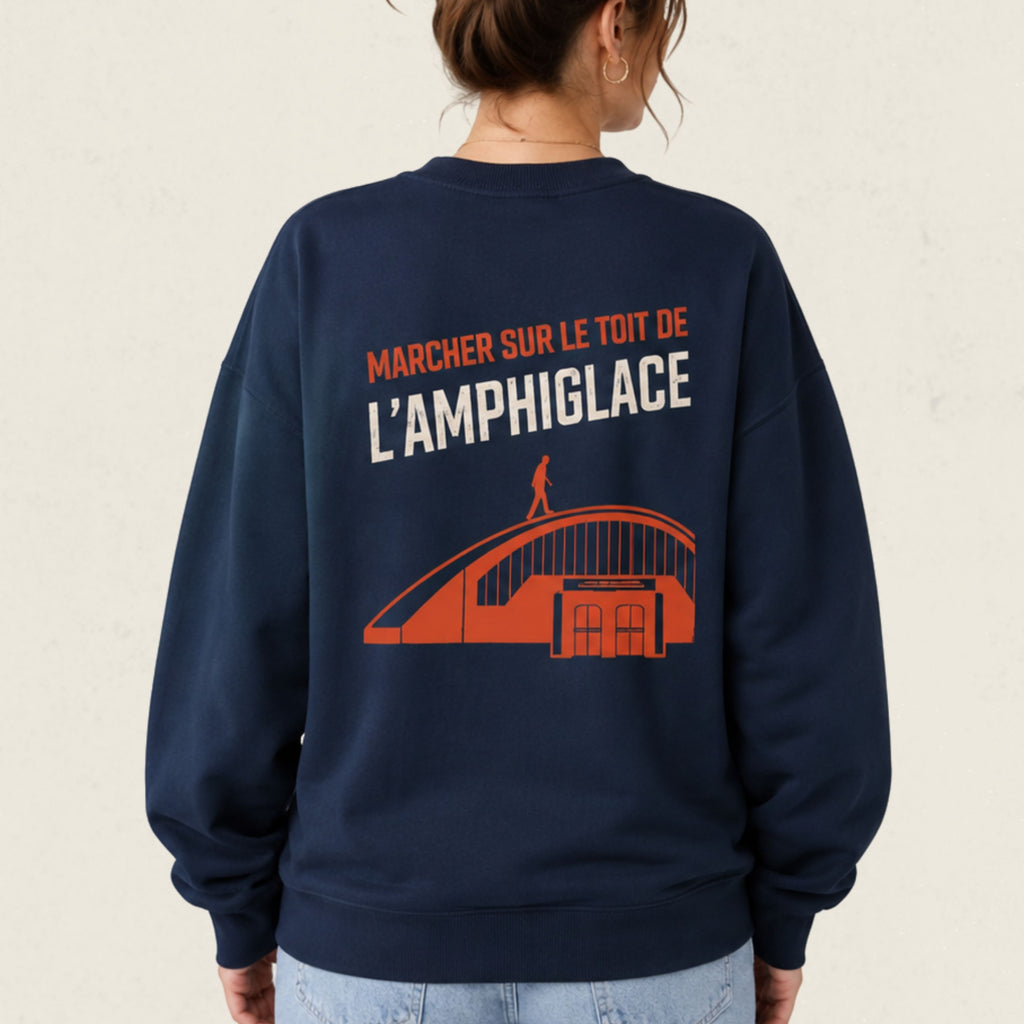 Dos d'un chandail crewneck bleu marine avec l'Amphiglace illustre et le message Marcher sur le toit de l'Amphiglace, boutique Sans Filtre