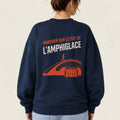 Dos d'un chandail crewneck bleu marine avec l'Amphiglace illustre et le message Marcher sur le toit de l'Amphiglace, boutique Sans Filtre