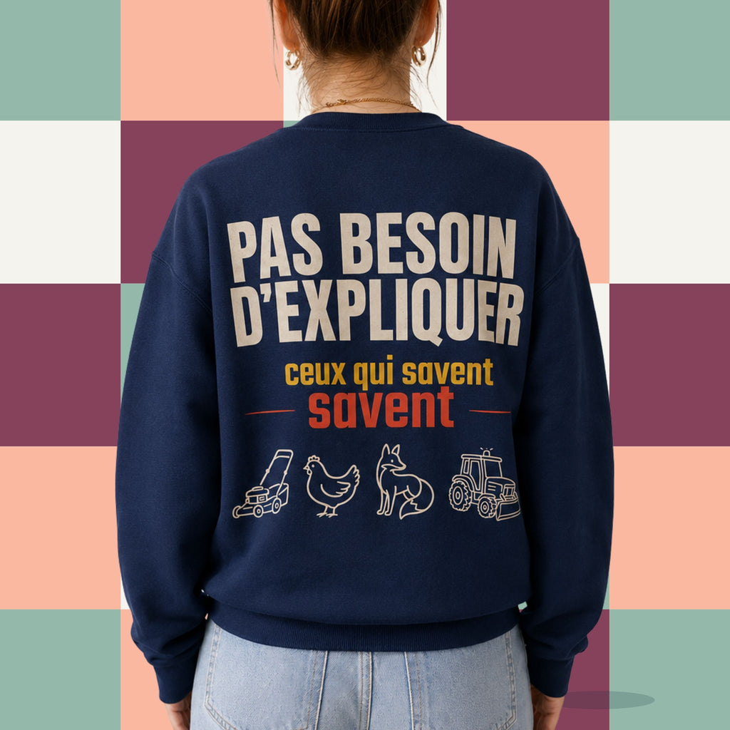 Dos d'un chandail crewneck bleu marine avec tondeuse poule chien et tracteur illustres et le message Pas besoin d'expliquer, ceux qui savent savent, boutique Sans Filtre