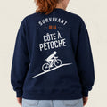 Dos d'un chandail crewneck bleu marine avec cycliste illustre et le message Survivant de la cote a Petoche, boutique Sans Filtre