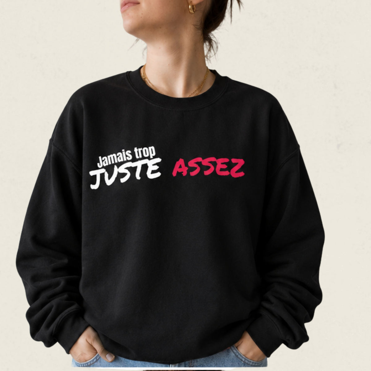 Chandail crewneck noir avec le message Jamais trop juste assez en lettrage blanc et rouge, boutique Sans Filtre