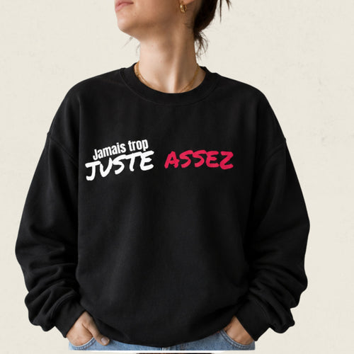 Chandail crewneck noir avec le message Jamais trop juste assez en lettrage blanc et rouge, boutique Sans Filtre