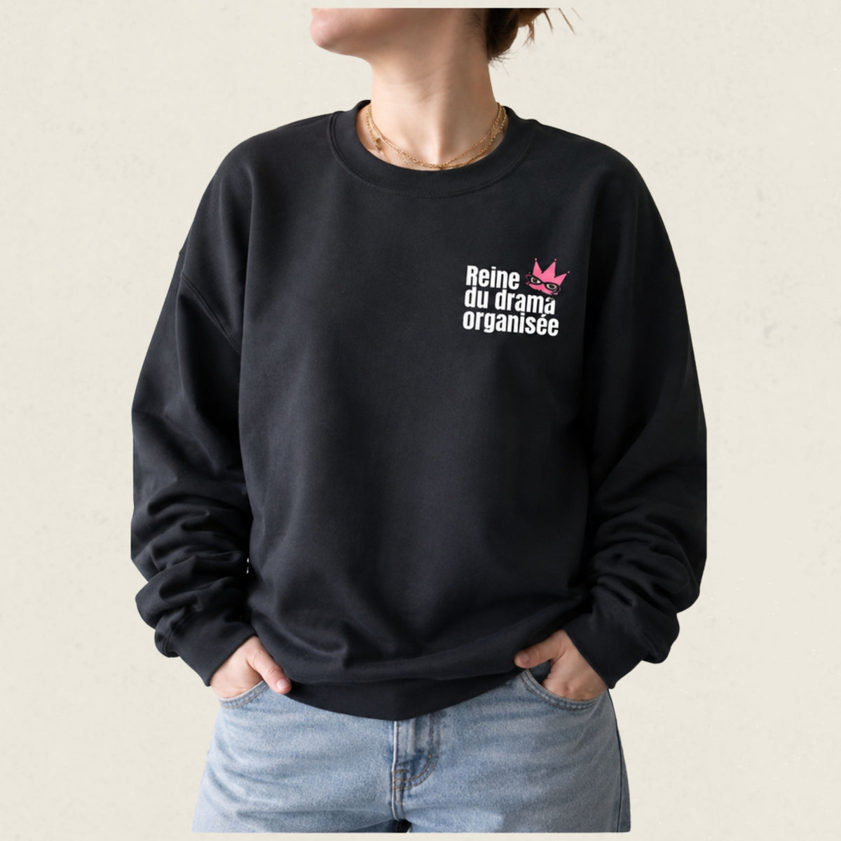 Chandail crewneck noir avec couronne illustree et le message Reine du drama organisee, boutique Sans Filtre