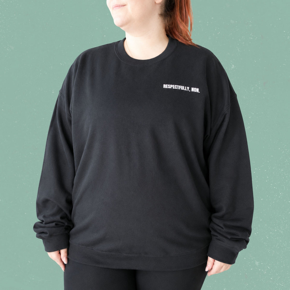Chandail crewneck noir avec le message Respectfully, non en lettrage blanc, boutique Sans Filtre