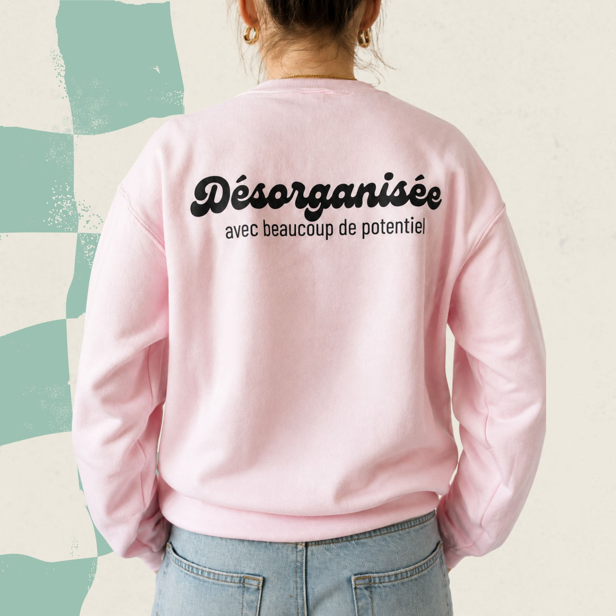 Dos d'un chandail crewneck rose avec le message Desorganisee avec beaucoup de potentiel, boutique Sans Filtre