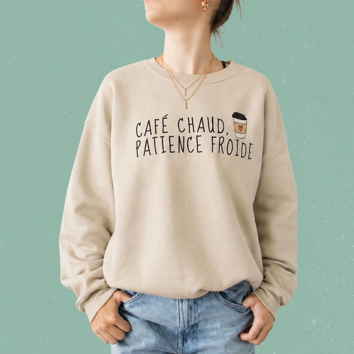 Chandail crewneck sable avec illustration de tasse de cafe et le message Cafe chaud, patience froide, boutique Sans Filtre