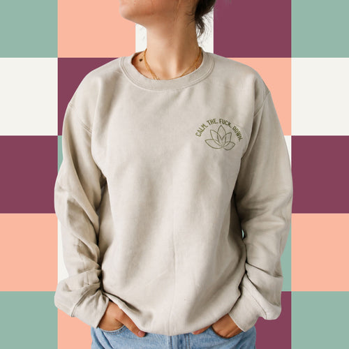 Chandail crewneck sable avec fleur de lotus illustree et le message Calm the fuck down, boutique Sans Filtre